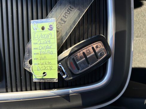 Used 2024 Chrysler Pacifica Touring-L image 34