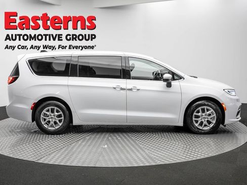 Used 2023 Chrysler Pacifica Touring-L FWD image 4