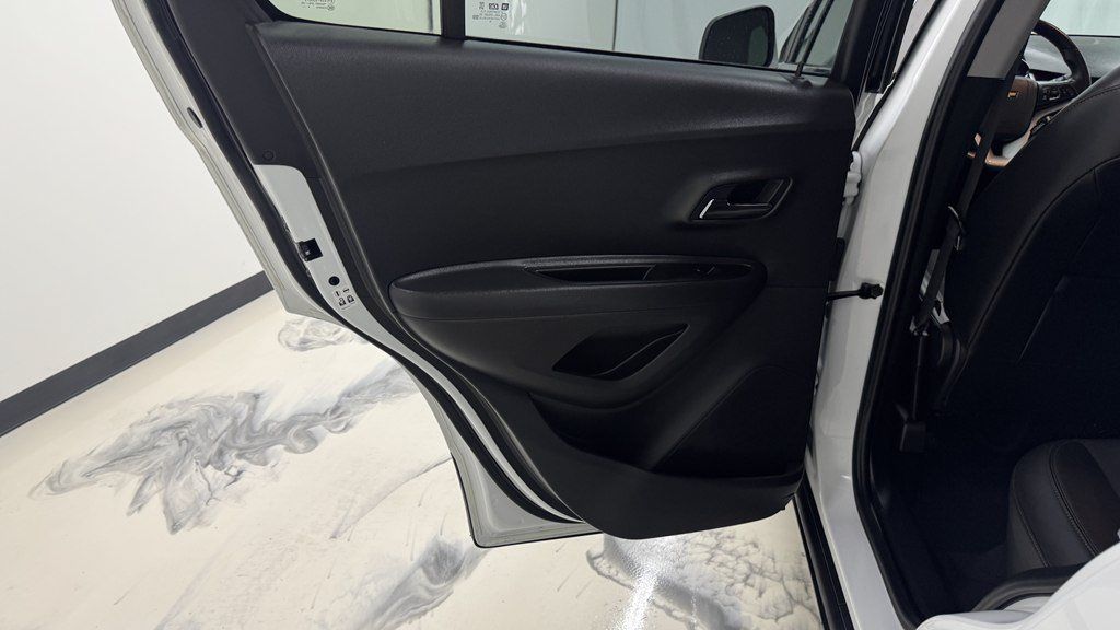 Used 2020 Chevrolet Trax LT w/ LT Convenience Package FWD image 20