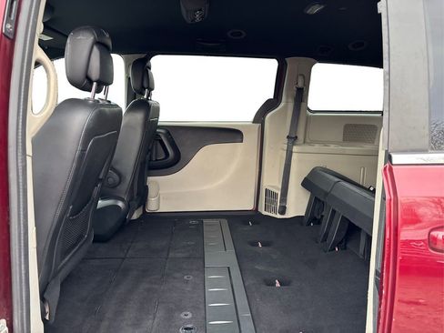 Used 2019 Dodge Grand Caravan SXT image 10