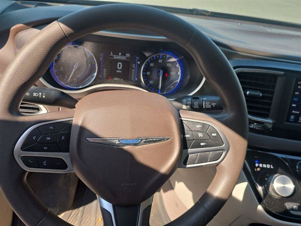 Used 2018 Chrysler Pacifica Touring Plus FWD image 11