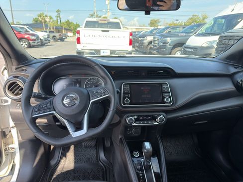 Used 2018 Nissan Kicks SR FWD image 11