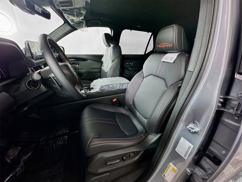 Used 2025 Honda Pilot TrailSport image 5