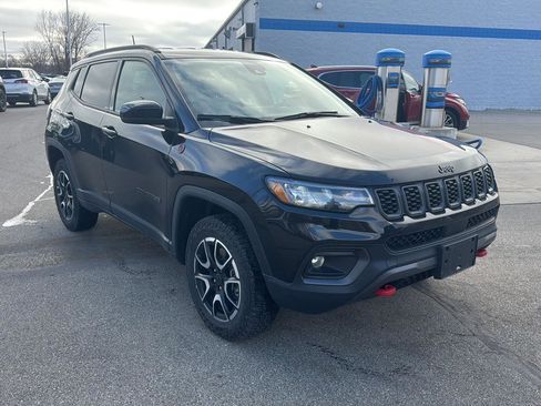 Used 2025 Jeep Compass Trailhawk image 9