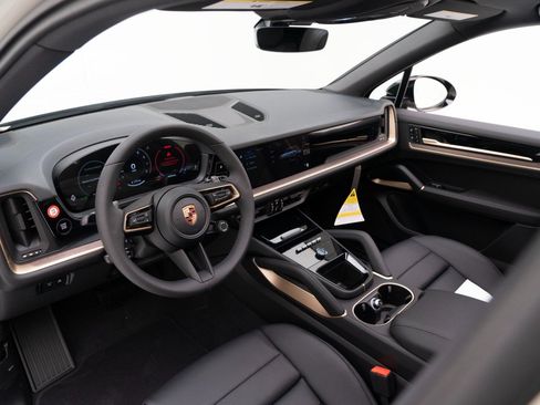Used 2026 Porsche Cayenne AWD/4WD image 4
