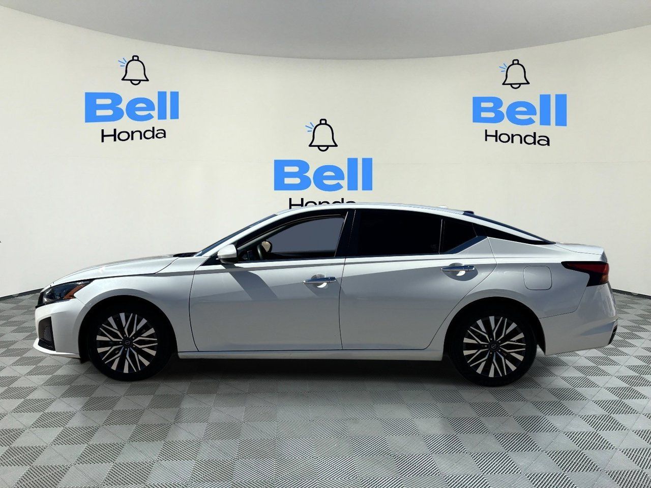 Used 2023 Nissan Altima 2.5 SV FWD image 2
