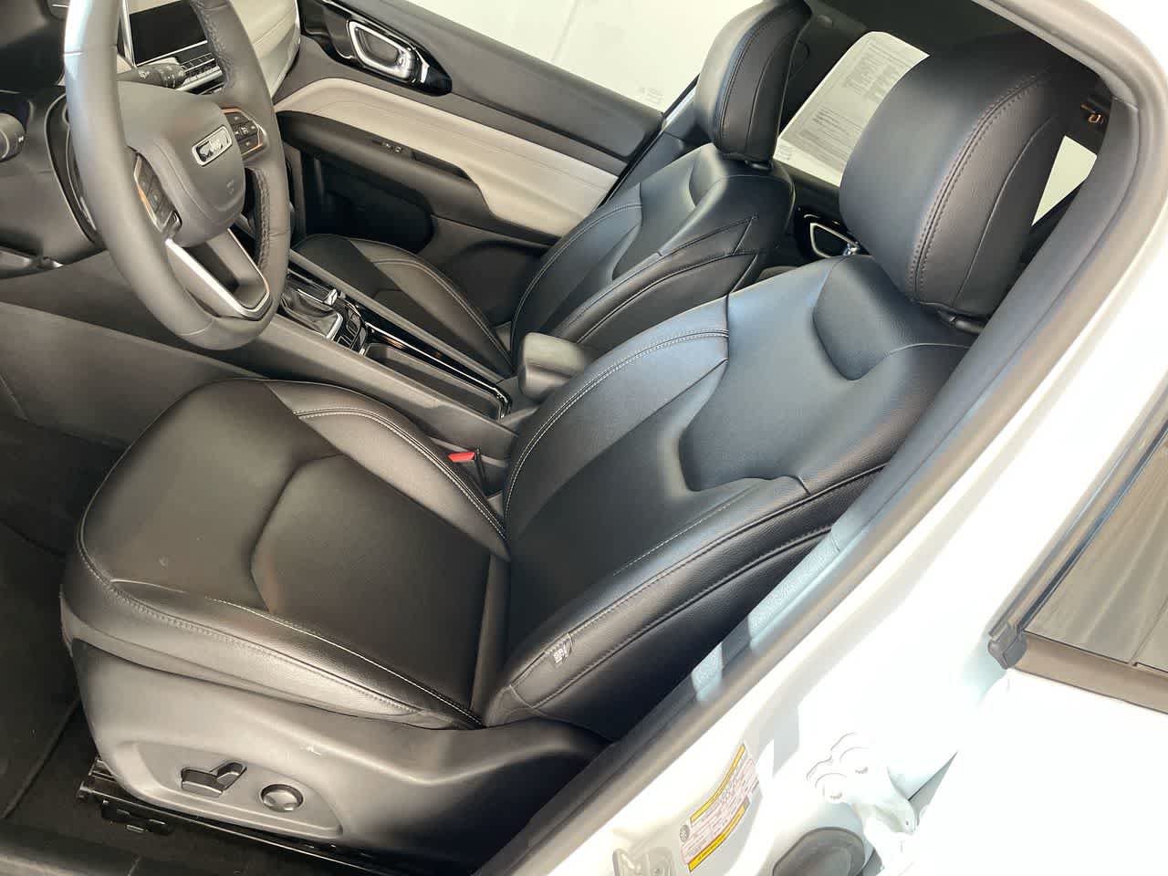 Used 2025 Jeep Compass Limited AWD/4WD image 11