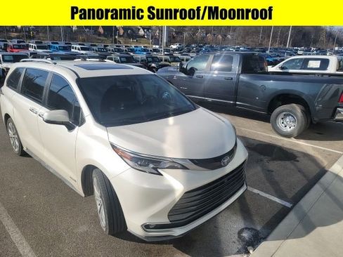 Used 2021 Toyota Sienna Platinum image 3