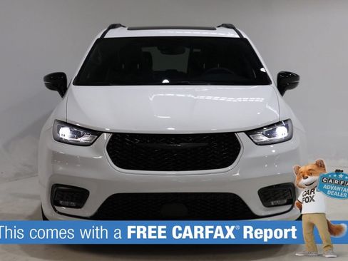 Used 2025 Chrysler Pacifica Limited FWD image 2