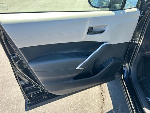 Used 2025 Toyota Corolla Cross LE image 9