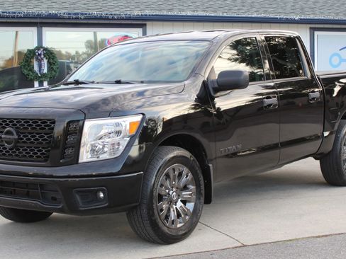 Used 2017 Nissan Titan S image 1