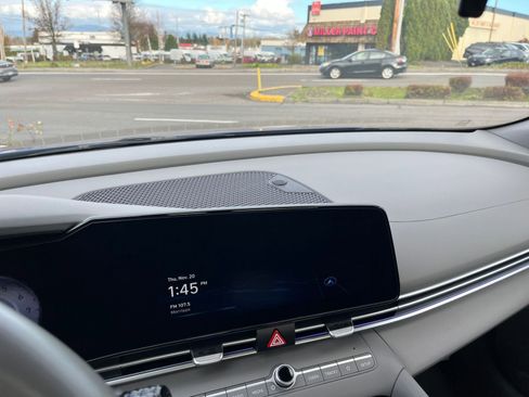 Used 2025 Hyundai Elantra SEL image 18