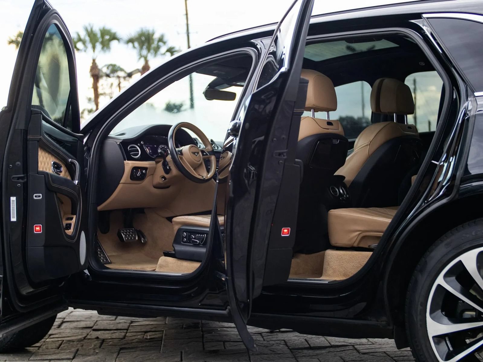 Used 2017 Bentley Bentayga AWD/4WD image 15