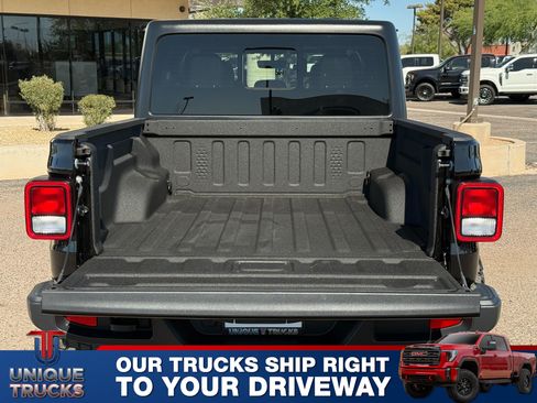 Used 2022 Jeep Gladiator Sport image 11