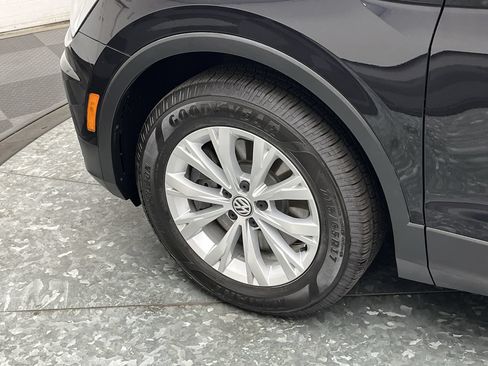 Used 2018 Volkswagen Tiguan SE w/ Panoramic Sunroof Package AWD/4WD image 32