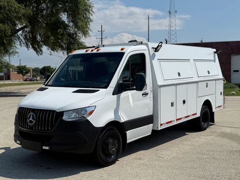 Used 2019 Freightliner Sprinter 3500 w/ Premium Package RWD image 3