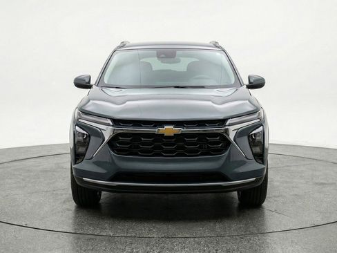 Used 2025 Chevrolet Trax LT FWD image 2