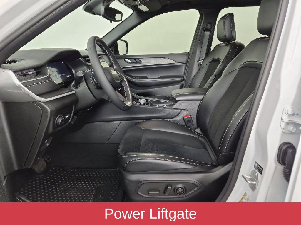 Used 2024 Jeep Grand Cherokee Altitude AWD/4WD image 16