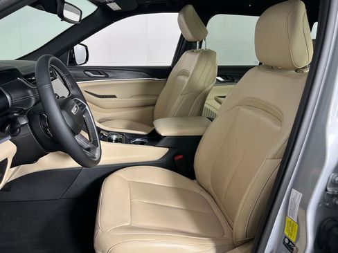 Used 2024 Jeep Grand Cherokee Limited w/ Black Appearance Package image 23