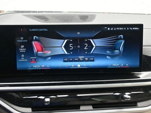 Used 2025 BMW X7 M60i image 20