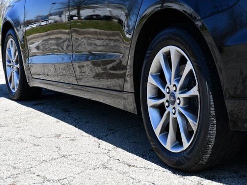 Used 2017 Ford Fusion SE w/ Fusion SE Technology Package image 10