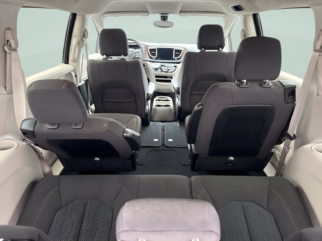 Used 2017 Chrysler Pacifica Touring FWD image 9