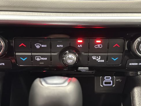 Used 2025 Jeep Compass Limited AWD/4WD image 17