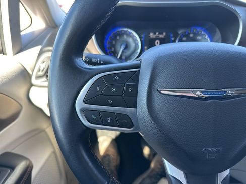 Used 2018 Chrysler Pacifica Touring-L image 17