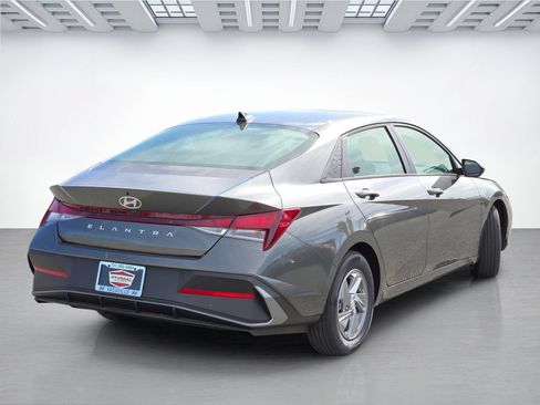 New 2026 Hyundai Elantra SE FWD image 4