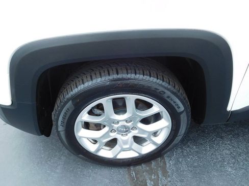 Used 2018 Jeep Renegade Latitude FWD image 9