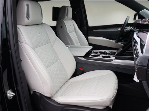 Certified 2025 Cadillac Escalade ESV V AWD/4WD image 22