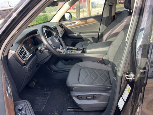 Used 2025 Volkswagen Atlas SE image 4