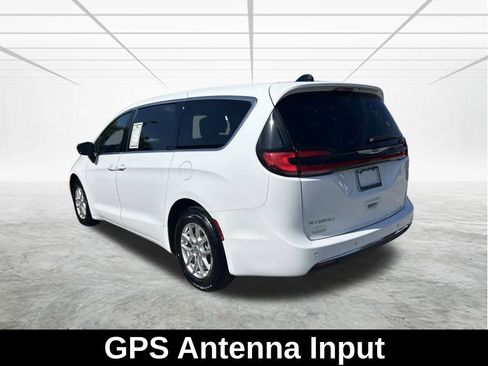 Used 2024 Chrysler Pacifica Touring-L FWD image 7