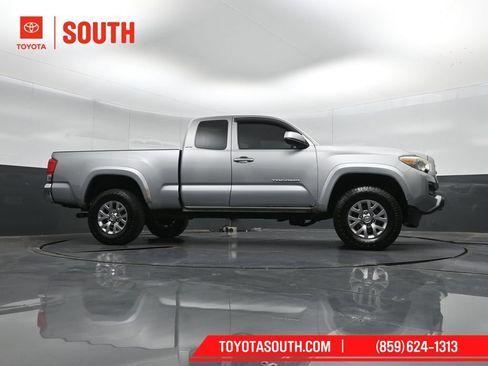 Used 2016 Toyota Tacoma SR5 AWD/4WD image 35