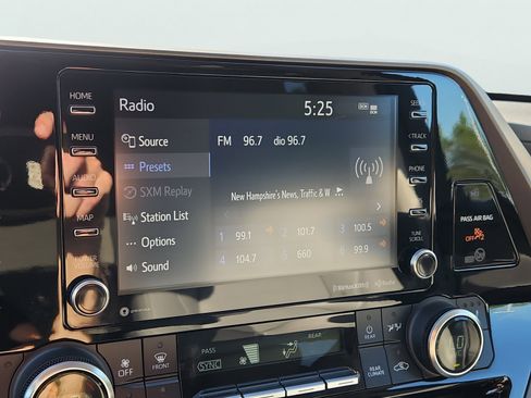 Used 2022 Toyota Highlander XLE AWD/4WD image 22