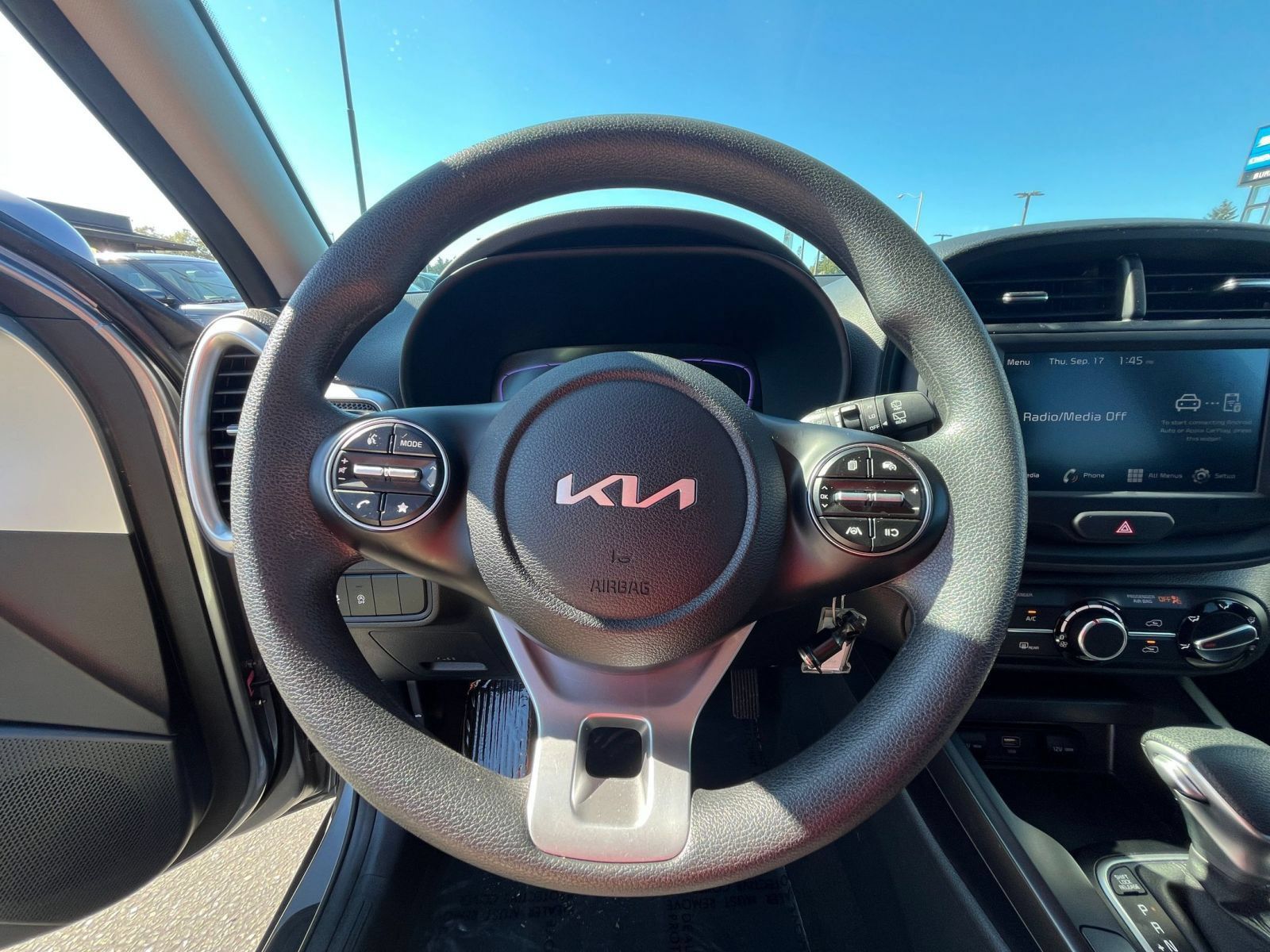 Used 2025 Kia Soul LX w/ LX Technology Package FWD image 27