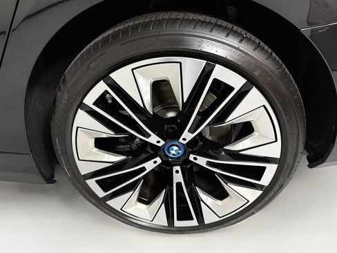 Used 2025 BMW i5 eDrive40i w/ Premium Package RWD image 31