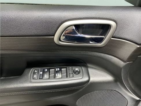 Used 2018 Jeep Grand Cherokee Laredo AWD/4WD image 10
