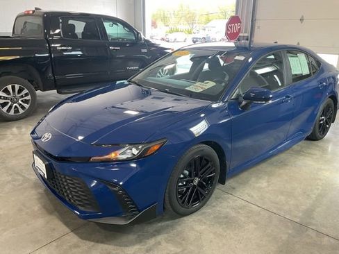 Used 2025 Toyota Camry SE w/ Convenience Package FWD image 3