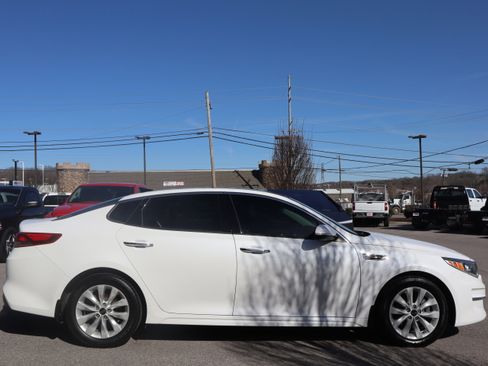 Used 2018 Kia Optima EX w/ Premium Package image 6