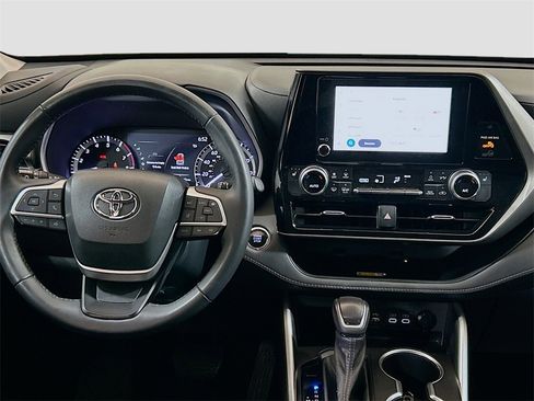 Used 2023 Toyota Highlander XLE image 18