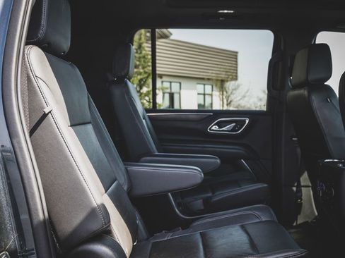 Used 2021 Chevrolet Suburban LT w/ LT Signature Package image 30