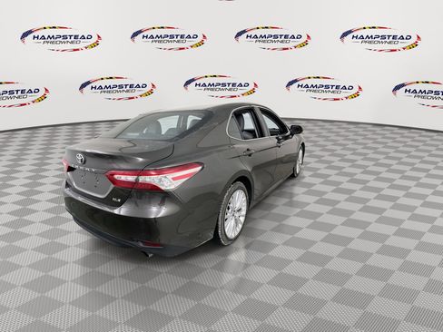 Used 2018 Toyota Camry XLE image 8