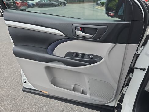 Used 2019 Toyota Highlander XLE AWD/4WD image 28