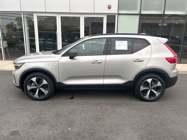 Certified 2025 Volvo XC40 B5 Plus AWD/4WD image 2
