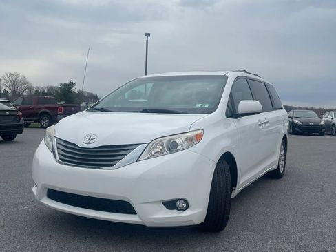 Used 2013 Toyota Sienna XLE w/ Entertainment Pkg image 2