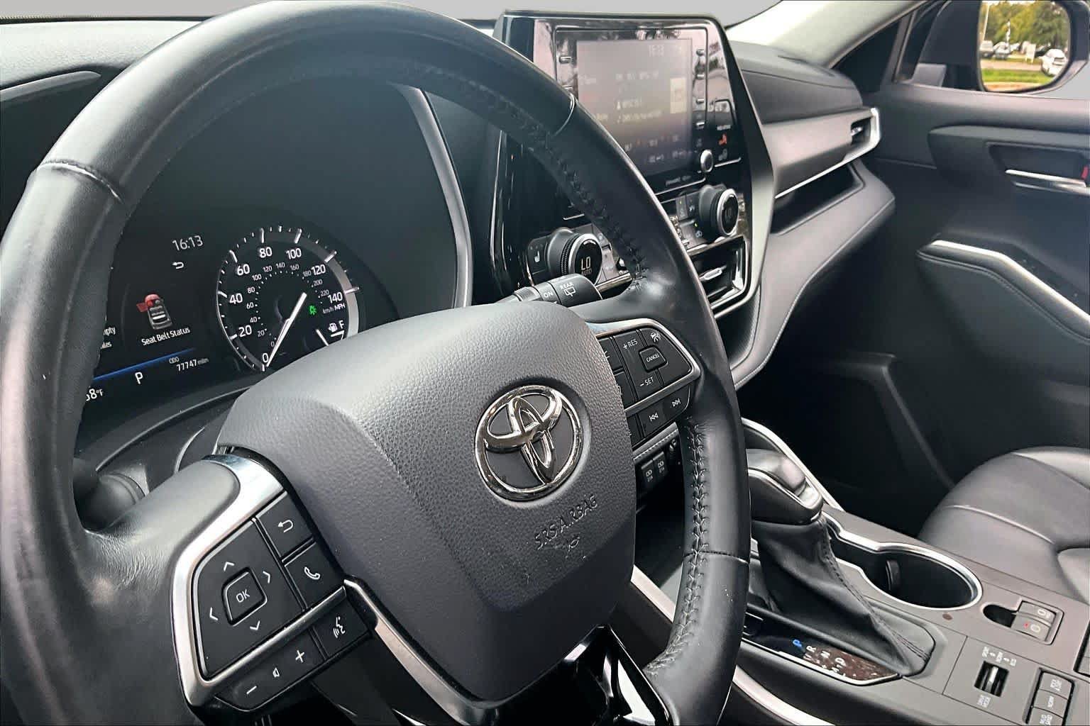 Used 2021 Toyota Highlander XLE AWD/4WD image 18