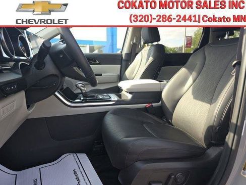 Used 2024 Kia Carnival EX FWD image 12