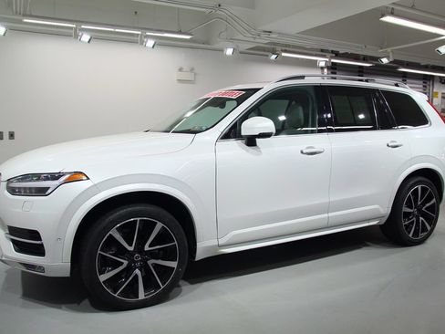 Used 2018 Volvo XC90 T6 Momentum w/ Convenience Package AWD/4WD image 3