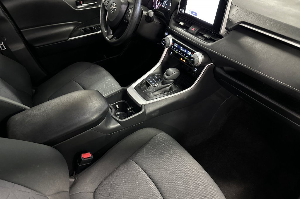 Used 2025 Toyota RAV4 XLE AWD/4WD image 18